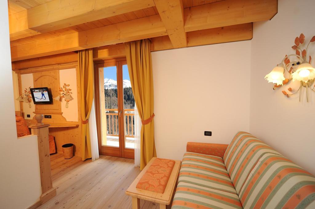 Residence Garni Il Giglio Commezzadura Oda fotoğraf